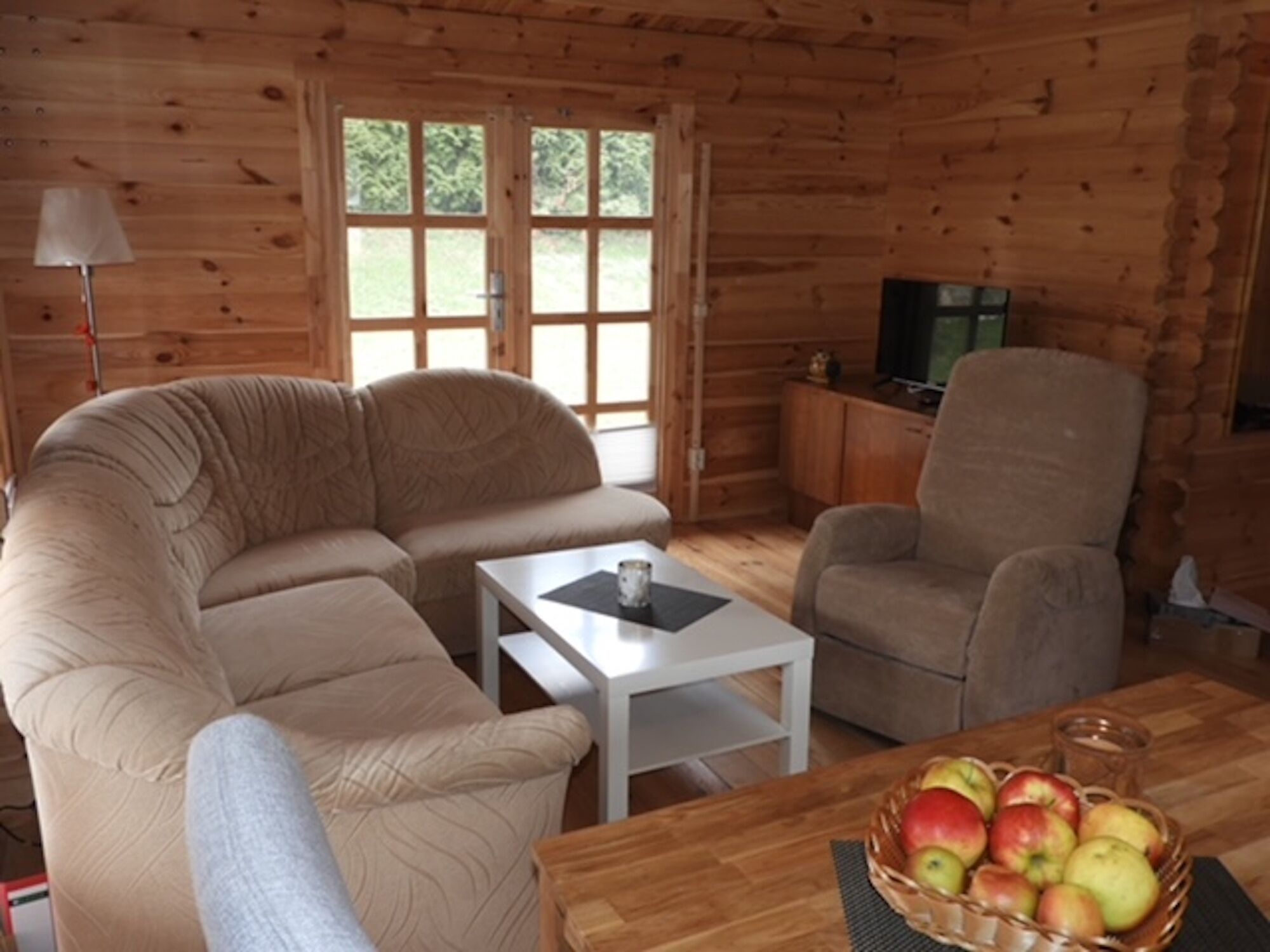 Fernseher, Kamin, Stereoanlage