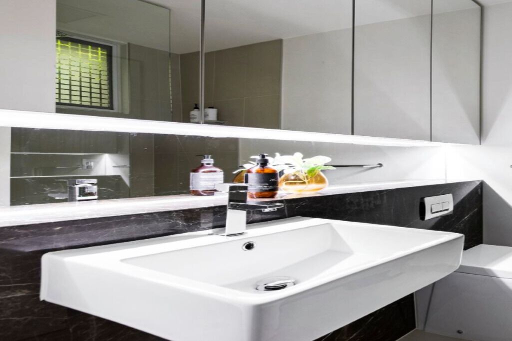 Sophisticated living in a Luxurious Complex with Opulent contemporary style — image 10