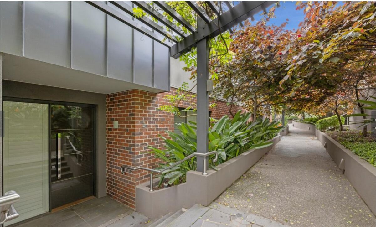 Sophisticated living in a Luxurious Complex with Opulent contemporary style — image 2