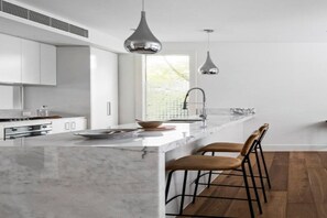 Fridge, microwave, oven, dishwasher - Sophisticated living in a Luxurious Complex with Opulent contemporary style (Melbourne)