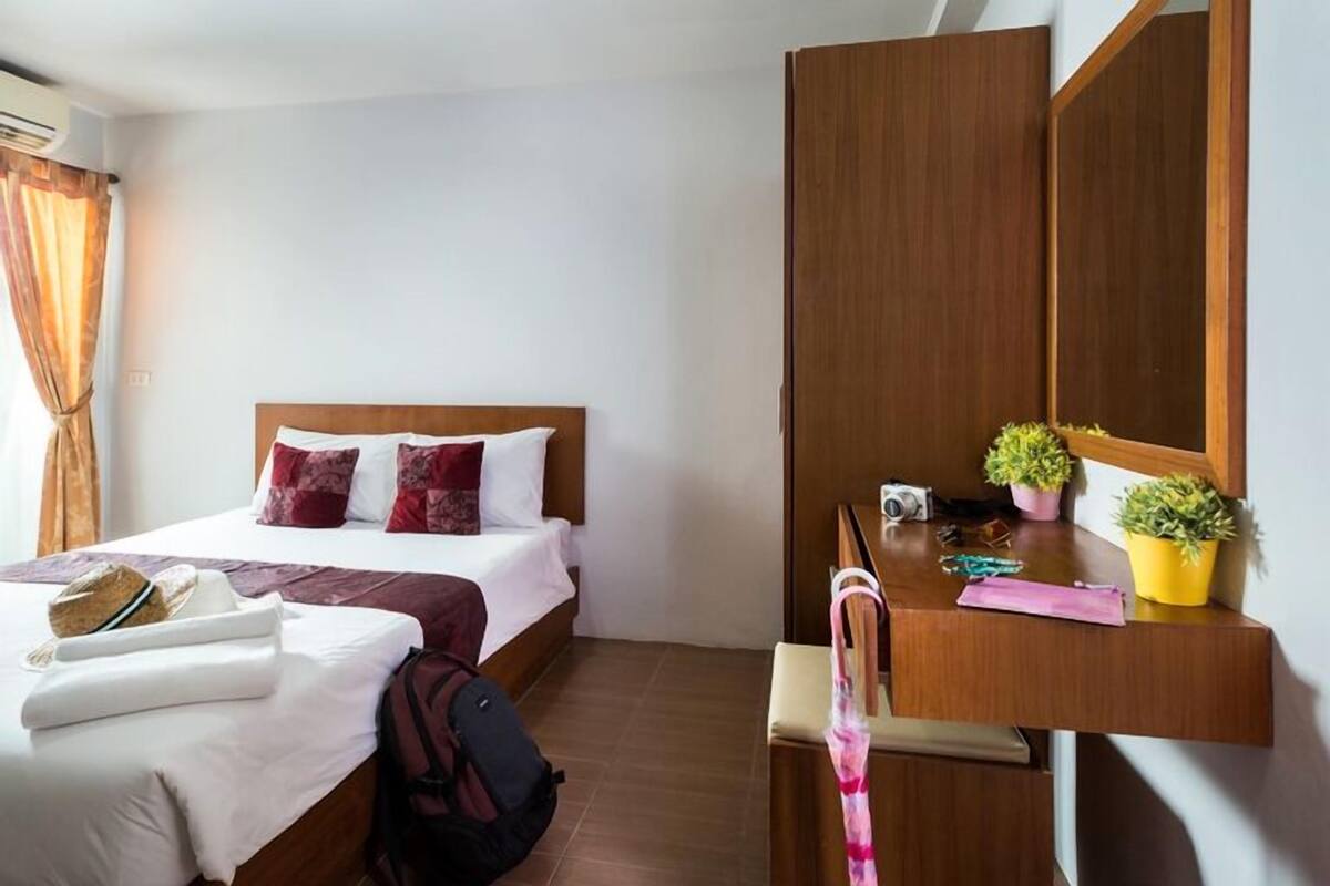 Een bureau, een strijkplank/strijkijzer, gratis wifi, beddengoed