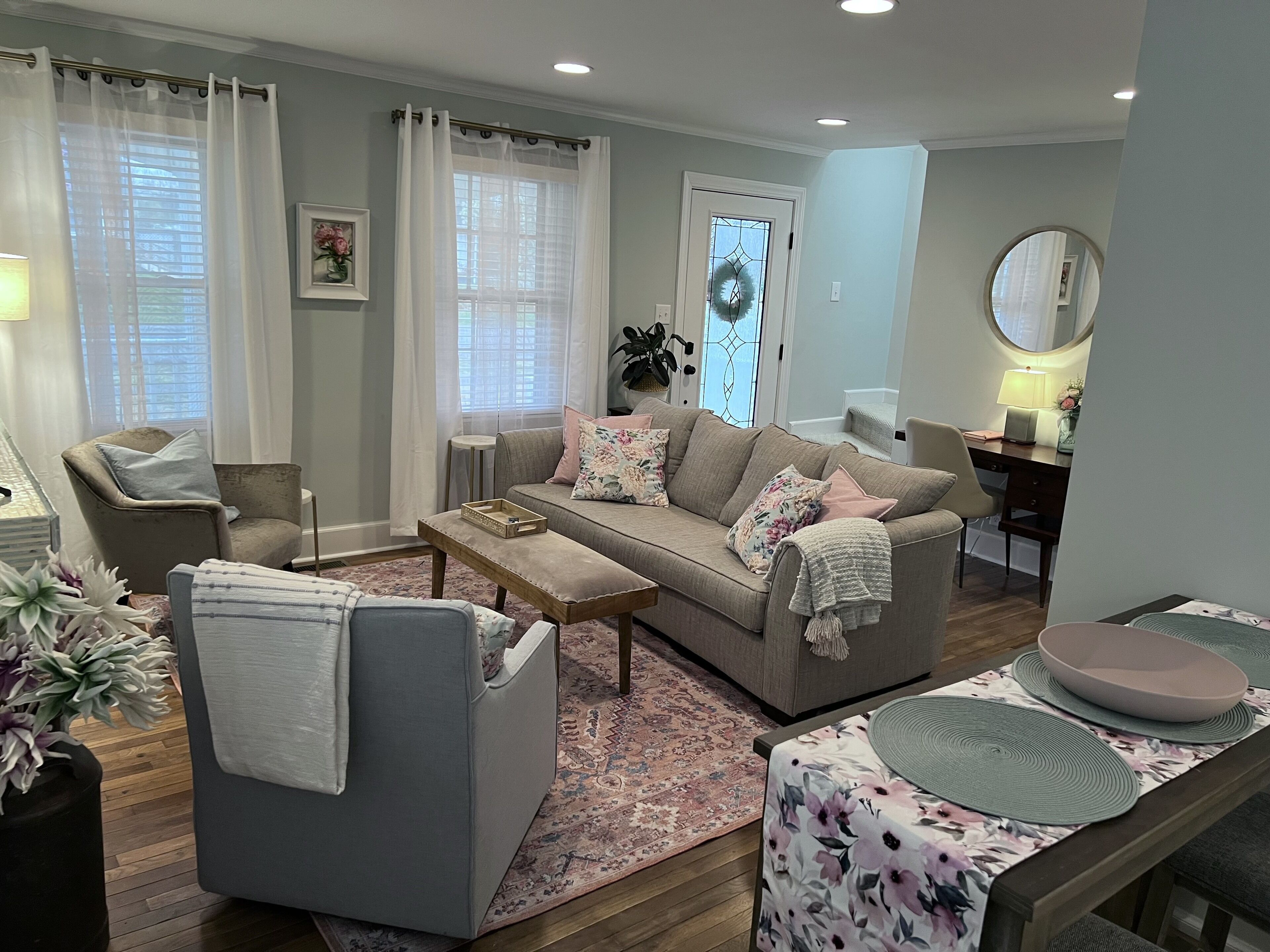 Newly renovated house blocks from hospital and restaurants.