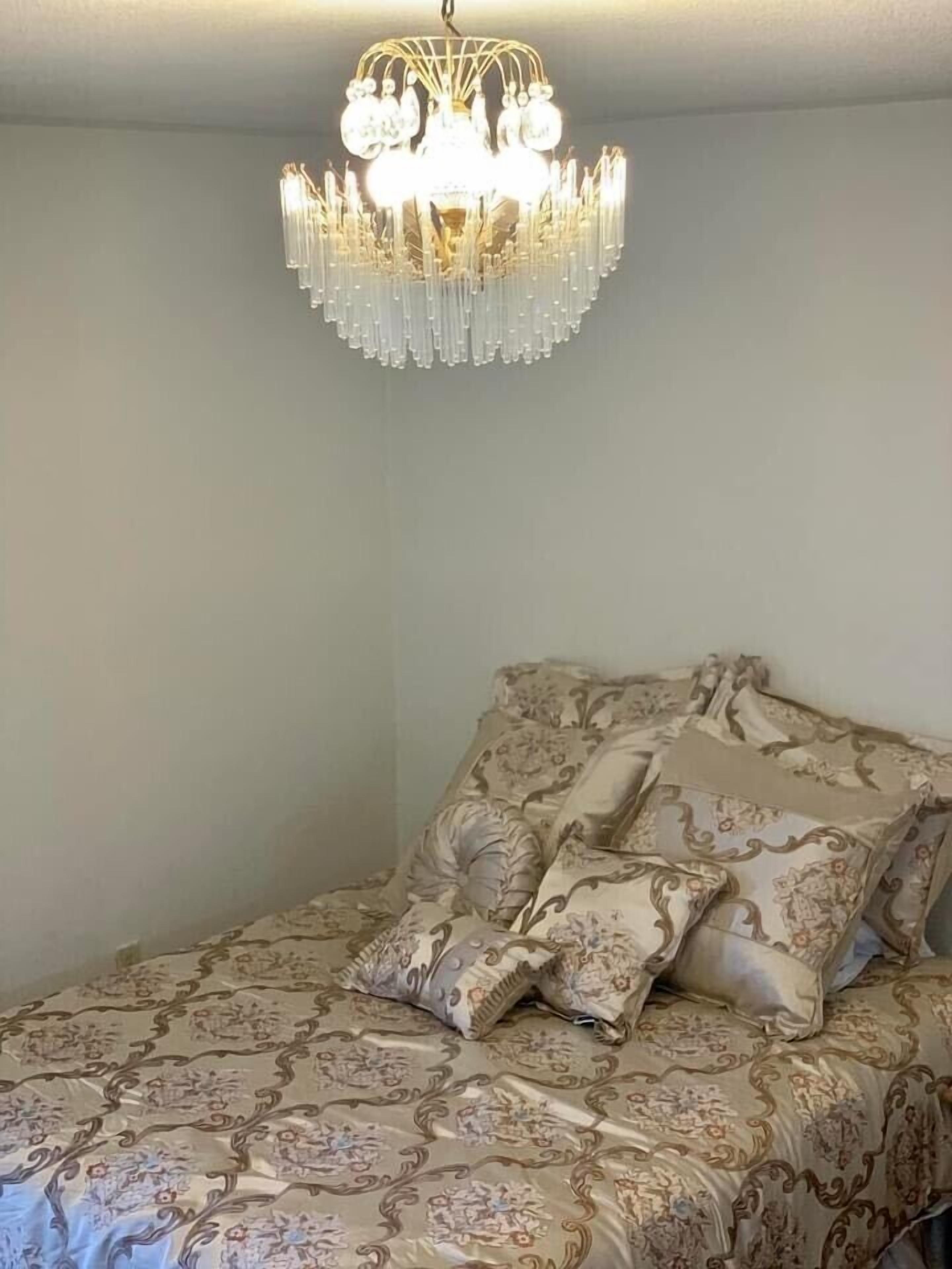 Delightful 5-Suite Home Wifi, Parking, Smart TV&B-fast