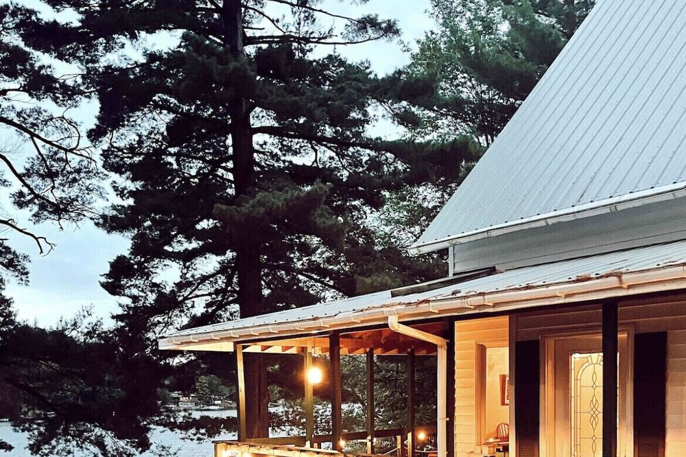 Beautiful Adirondack Region Lakefront Cottage