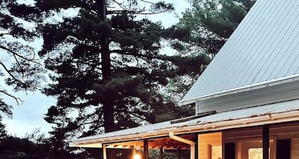 Beautiful Adirondack Region Lakefront Cottage