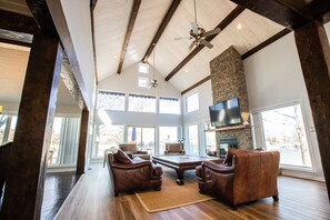 TV connectée, cheminée, lecteur de DVD, baby-foot