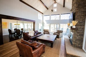 Smart TV, chimenea, reproductor de DVD y futbolito 