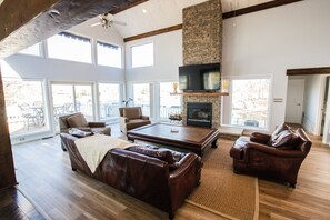 Smart TV, chimenea, reproductor de DVD y futbolito 