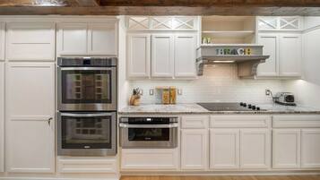 Geladeira, micro-ondas, fogão, cooktop