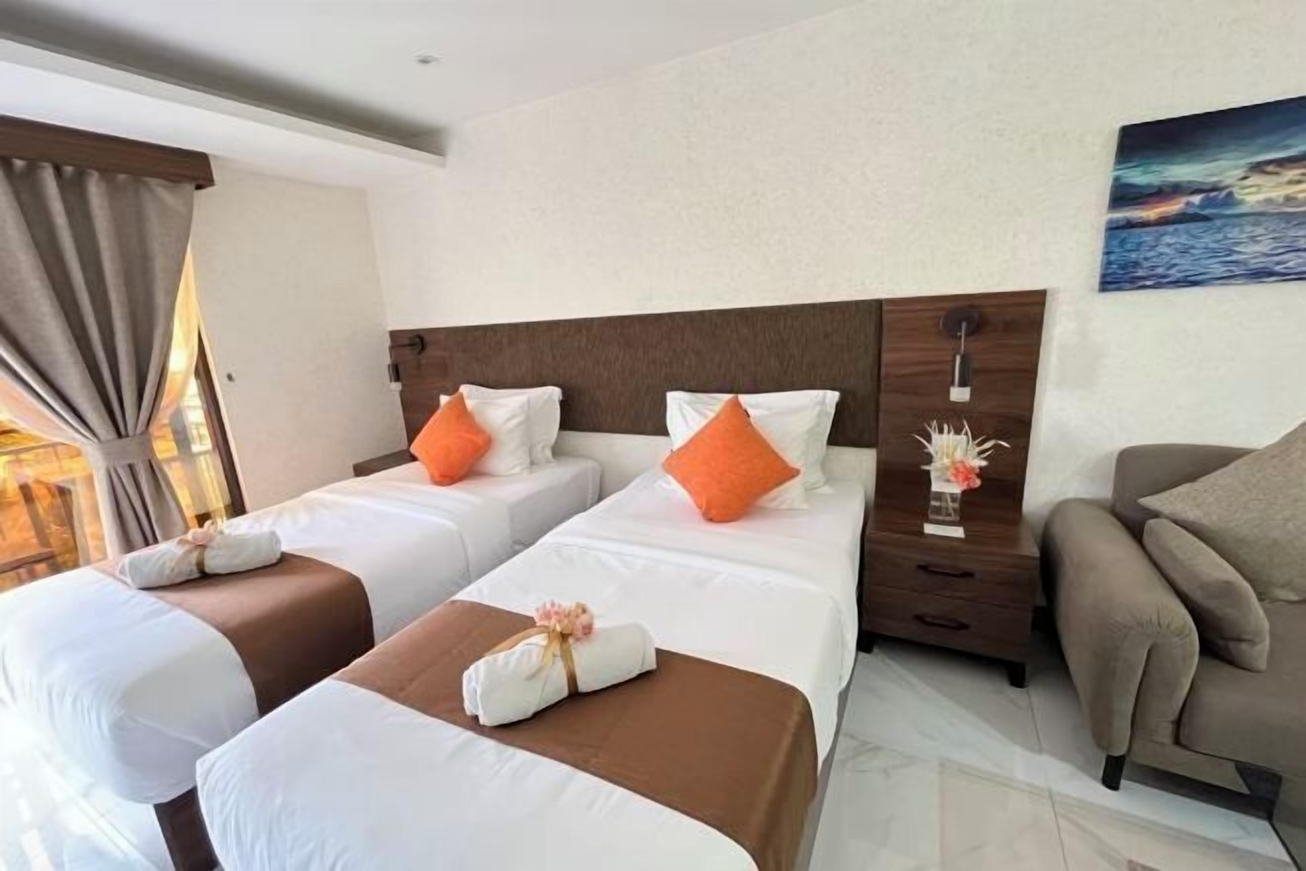 ألحفة محشوة بالريش وأسرّة بإسفنج يتكيف مع شكل الجسم وخزنة داخل الغرفة