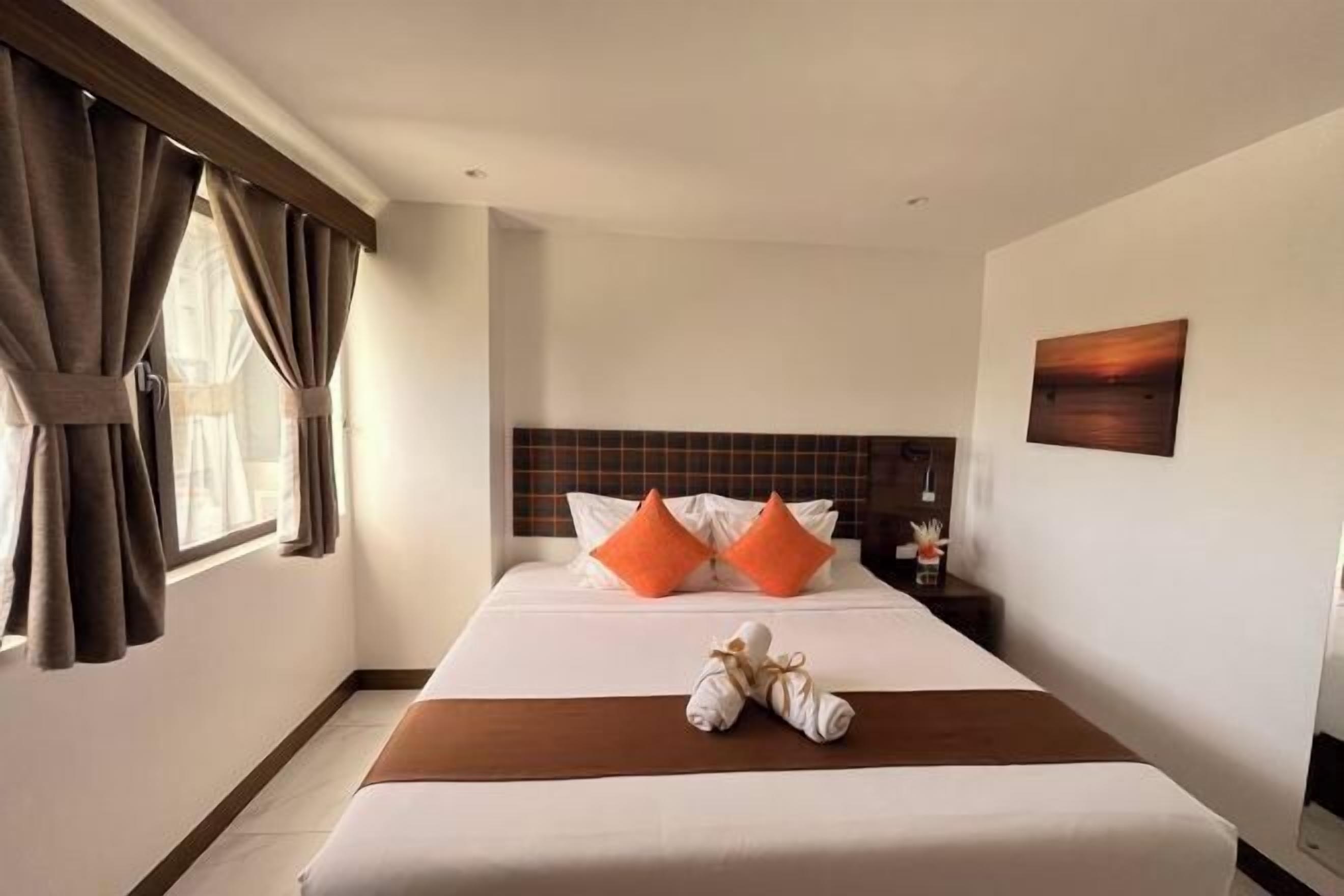 ألحفة محشوة بالريش وأسرّة بإسفنج يتكيف مع شكل الجسم وخزنة داخل الغرفة