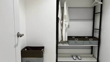 Un armario vestidor con batas colgadas, estantes y cajas de almacenamiento con la etiqueta "8th Avenue".