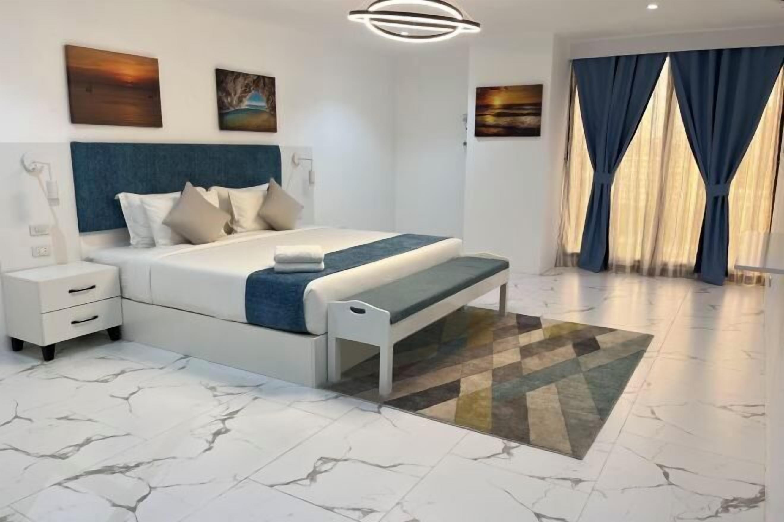 ألح فة محشوة بالريش وأسرّة بإسفنج يتكيف مع شكل الجسم وخزنة داخل الغرفة