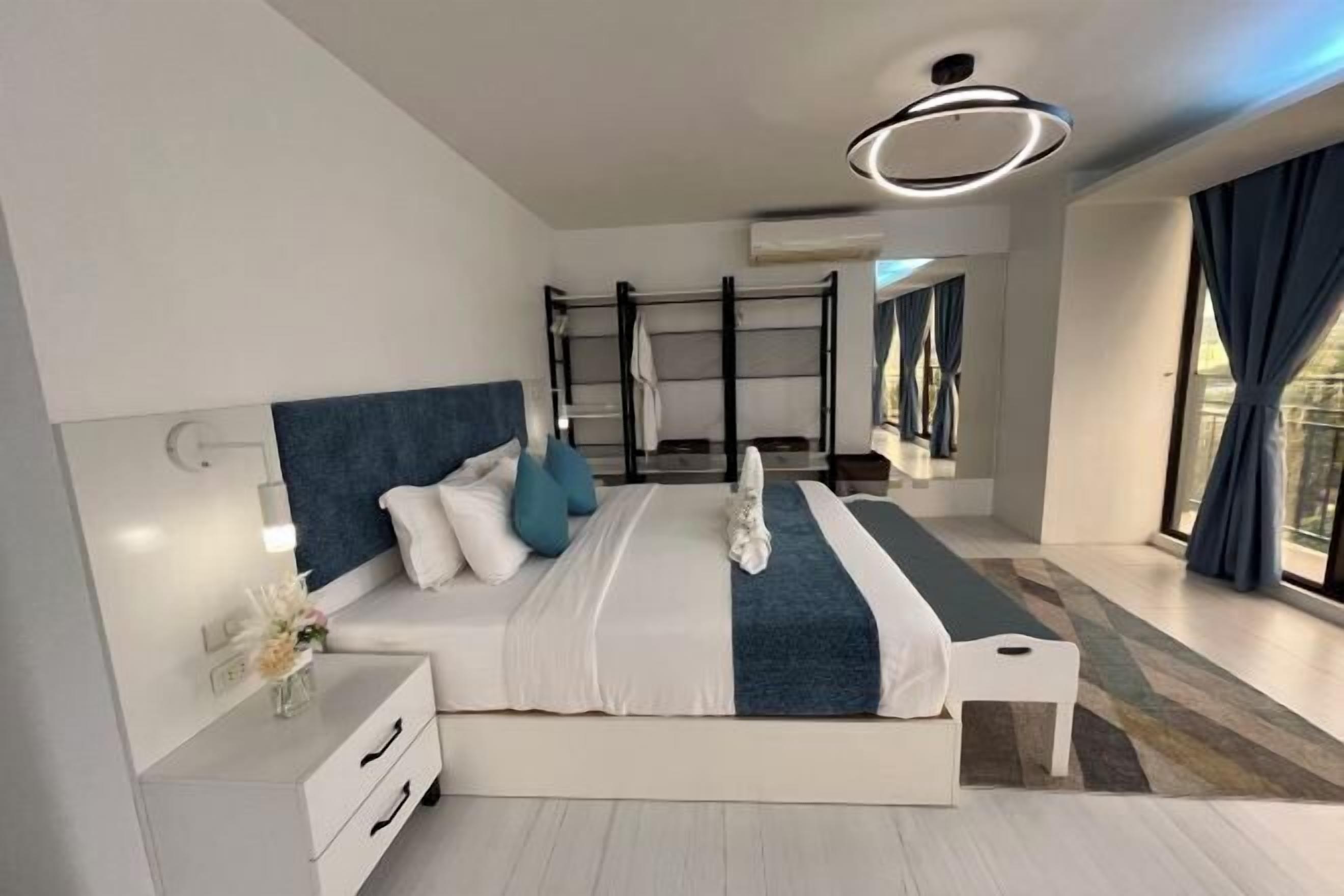 ألحفة محشوة بالريش وأسرّة بإسفنج يتكيف مع شكل الجسم وخزنة داخل الغرفة