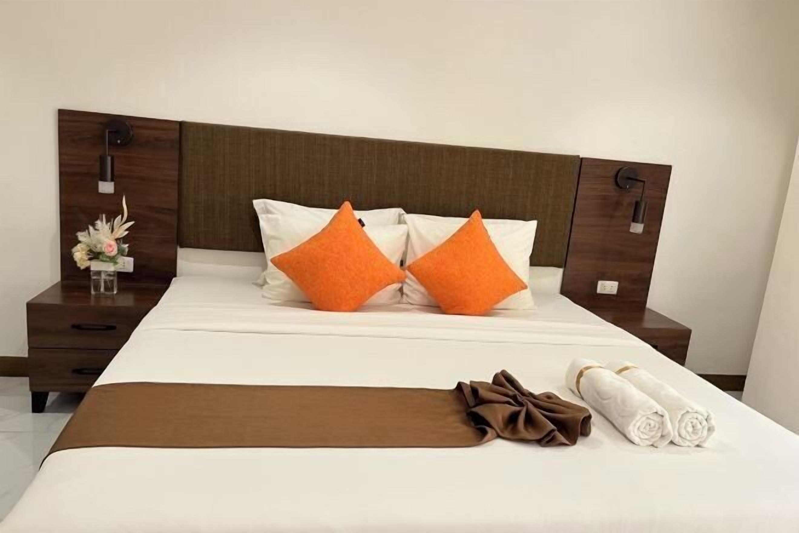 ألحفة محشوة بالريش وأسرّة بإسفنج يتكيف مع شكل الجسم وخزنة داخل الغرفة