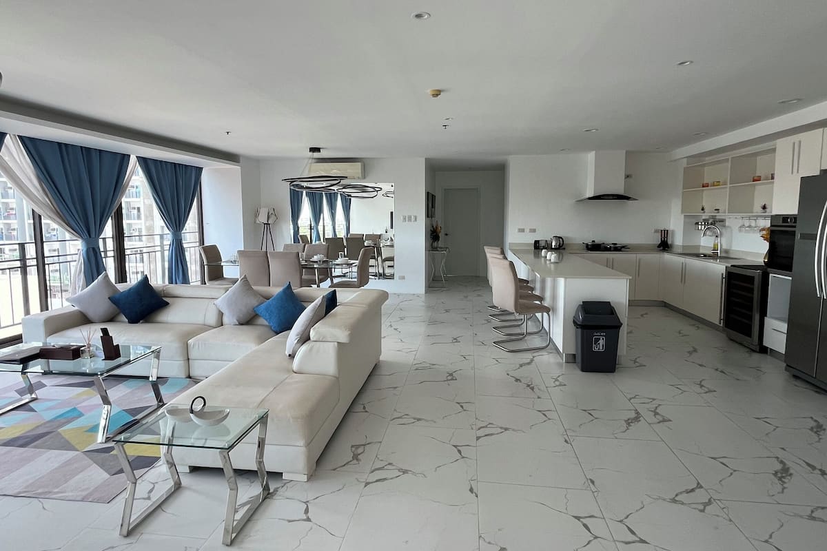Executive Penthouse | Living area