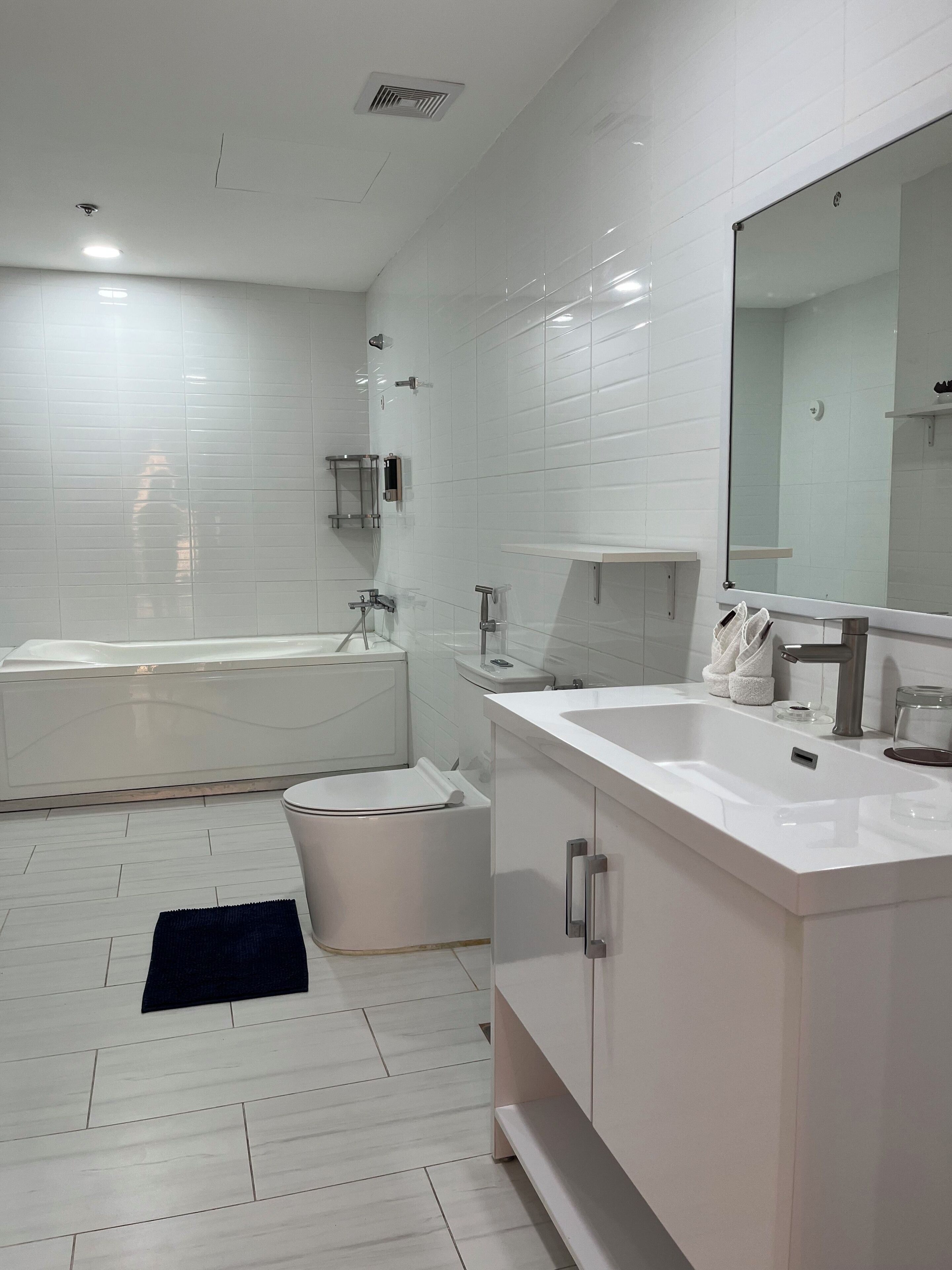 Un baño moderno con bañera, inodoro y zona de lavamanos.