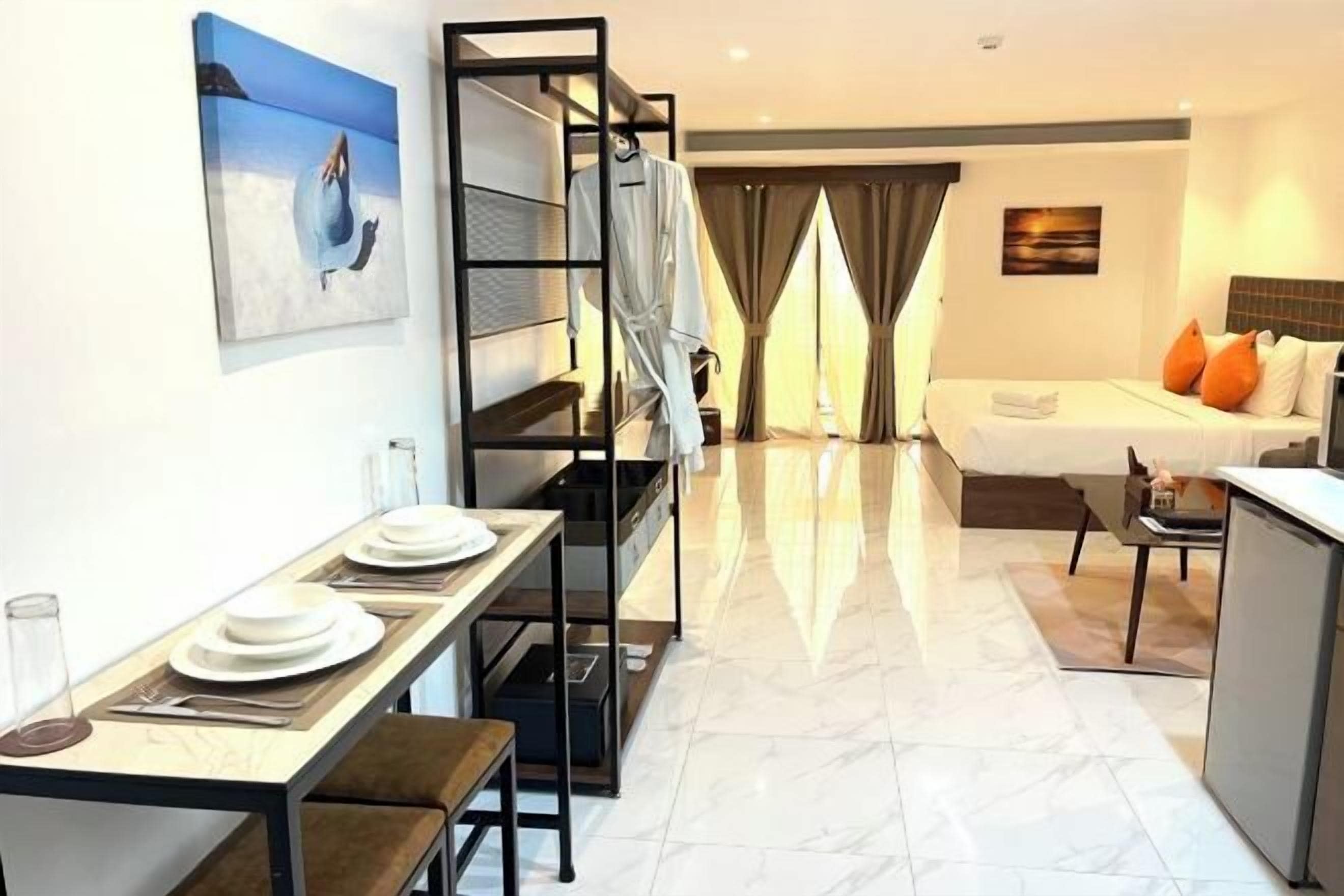 ألحفة محشوة بالريش وأسرّة بإسفنج يتكيف مع شكل الجسم وخزنة داخل الغرفة