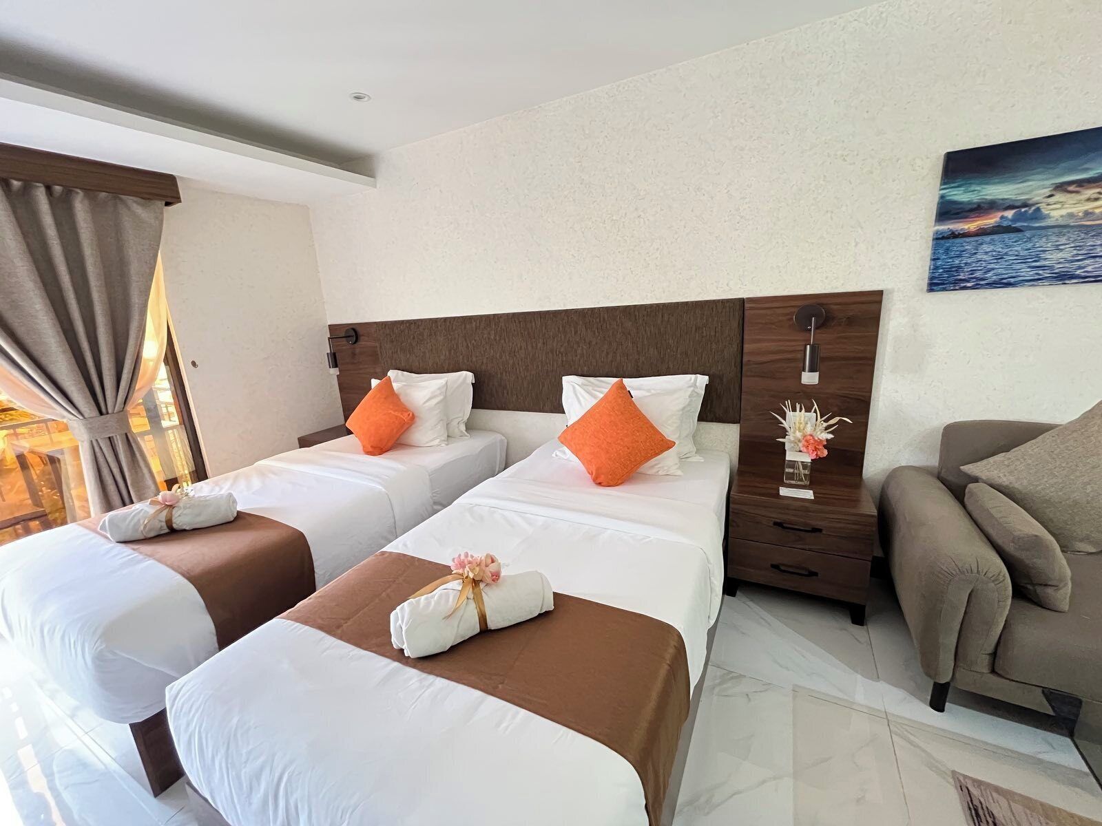 ألحفة محشوة بالريش وأسرّة بإسفنج يتكيف مع شكل الجسم وخزنة داخل الغرفة