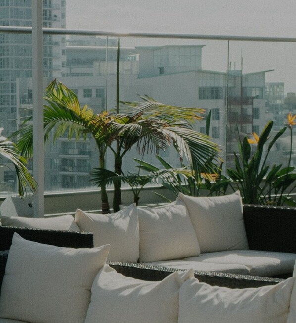 Property grounds - Gorgeous Downtown Mountain View 2BR w/ Gym, Pool & Patio, by Blueground (Mountain View)