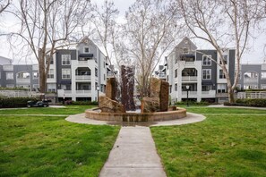 Property grounds - Gorgeous Downtown Mountain View 2BR w/ Gym, Pool & Patio, by Blueground (Mountain View)