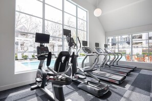 Fitness facility - Gorgeous Downtown Mountain View 2BR w/ Gym, Pool & Patio, by Blueground (Mountain View)