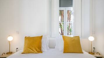 Minibar, muebles diferentes, escritorio y sistema de insonorización