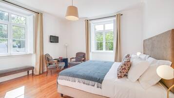 Habitación Deluxe, 1 habitación, refrigerador, vista al jardín | Minibar, muebles diferentes, escritorio y insonorización