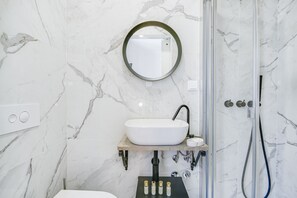 Basic Room, 1 Bedroom, Refrigerator, City View | Bathroom - Alvalade Palace (Lisbon)