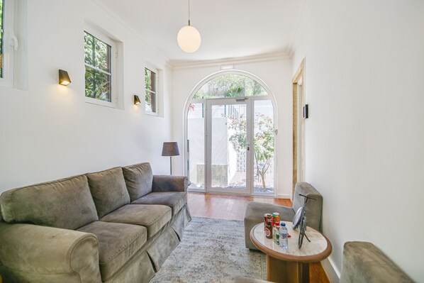 Een 50-cm flatscreentelevisie met kabelzenders en televisie