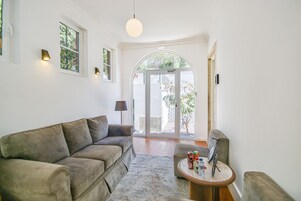 Televisión de pantalla plana de 50 cm con canales por cable