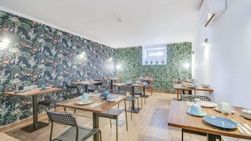 Café da manhã com buffet todos os dias (EUR 12 por pessoa)
