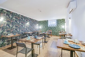 Se ofrece un desayuno bufé (12 EUR por persona)