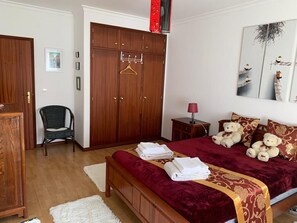 3 quartos, ferros/tábuas de passar roupa, Wi-Fi de cortesia