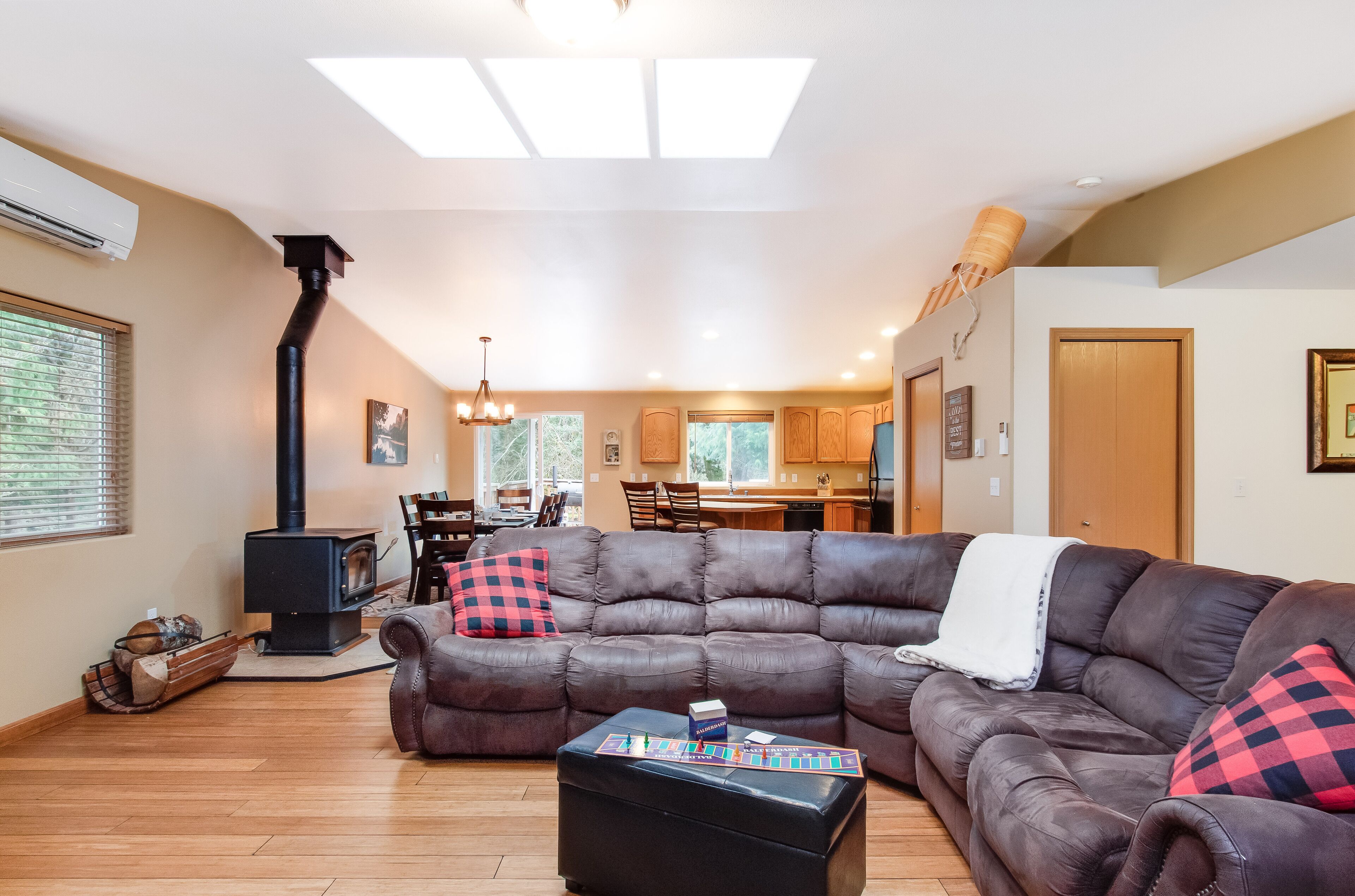 Mt. Rainier Cabin-Hot Tub-AC-Quiet