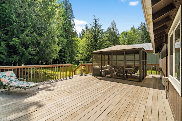 Outdoor dining - Mt. Rainier Cabin-Hot Tub-AC-Quiet (Packwood)