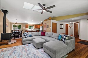 Smart TV, fireplace, DVD player - Mt. Rainier Cabin-Hot Tub-AC-Quiet (Packwood)