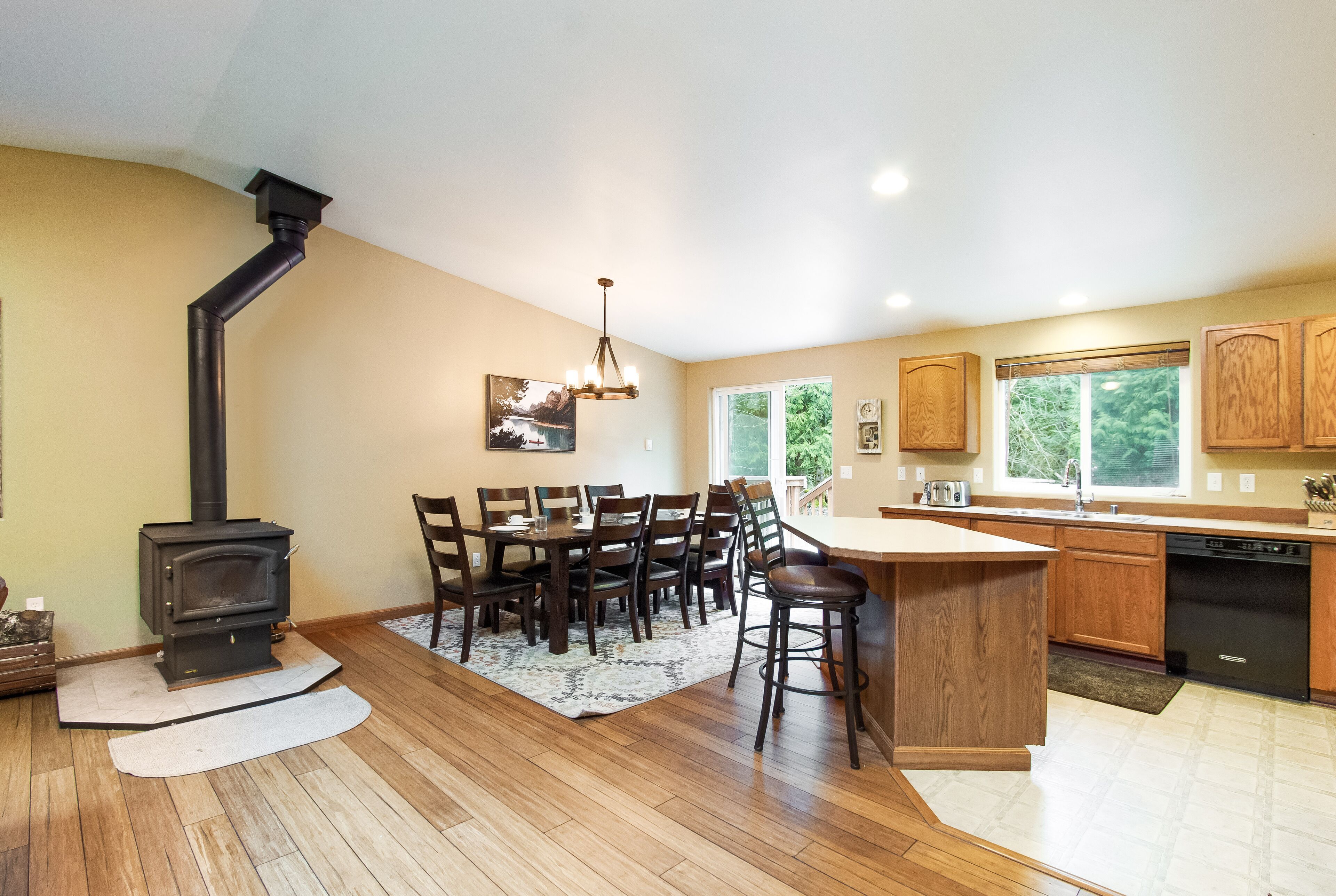 Mt. Rainier Cabin-Hot Tub-AC-Quiet