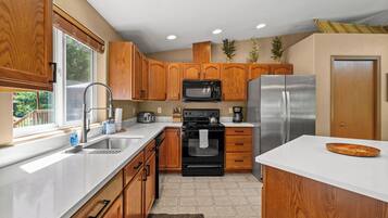 Geladeira, micro-ondas, fogão, cooktop