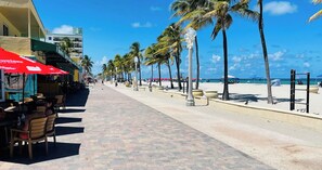 Chaises longues, serviettes de plage