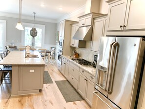 冰箱、微波炉、烤箱、炉灶