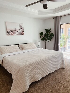 3 quartos, escrivaninha, ferros/tábuas de passar roupa, berço de viagem