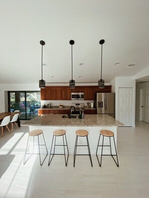 Geladeira, micro-ondas, fogão, cooktop