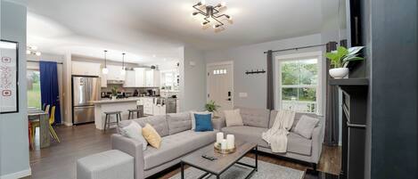 TV connectée, cheminée, livres