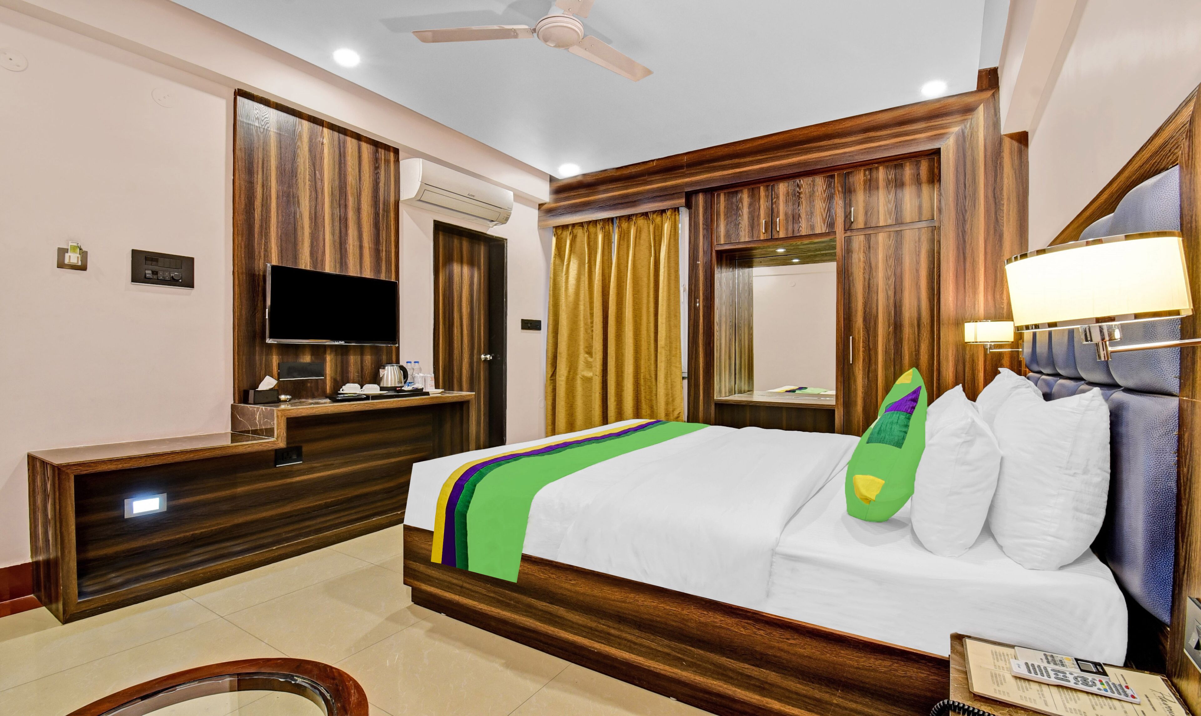 Deluxe Room | Desk, iron/ironing board