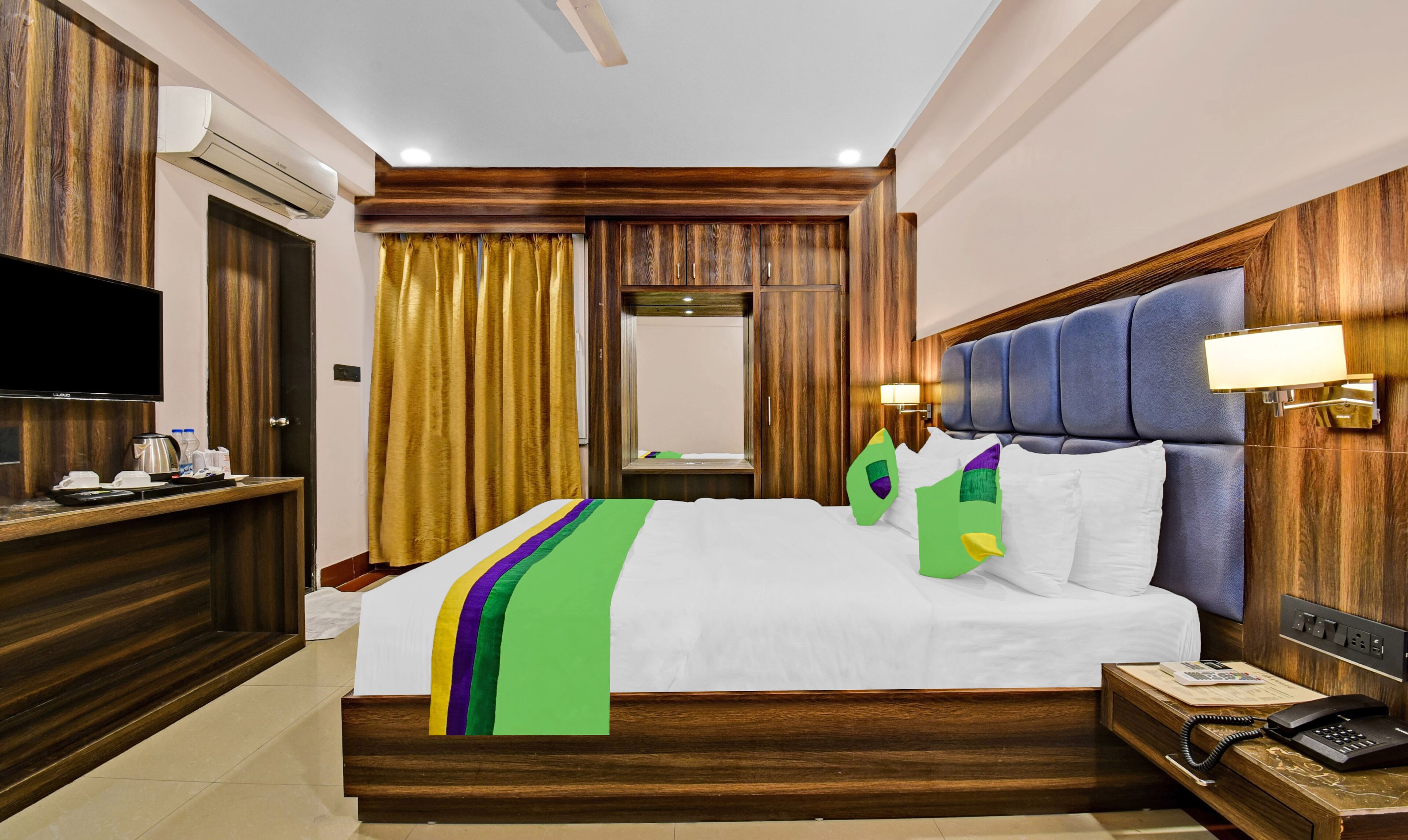 Deluxe Room | Desk, iron/ironing board