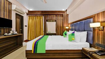 Deluxe Room | Desk, iron/ironing board