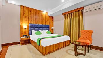 Deluxe Room | Desk, iron/ironing board