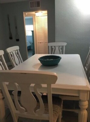 Dining - Beautiful, cozy, quiet, directly across from beach (North Redington Beach)
