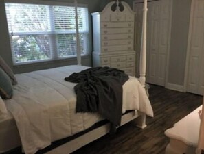 2 عدّة غرف نوم ومكواة/لوح كي وواي فاي وملاءات أسرّة